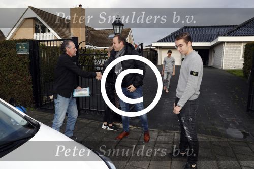 Fijnaart 27 december 2017
Christiaan Bauer heeft zijn eerste autorijles . Frans en Mariska zwwaaien hem uit.