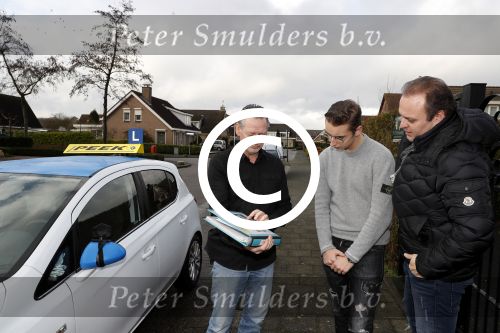 Fijnaart 27 december 2017
Christiaan Bauer heeft zijn eerste autorijles . Frans en Mariska zwwaaien hem uit.