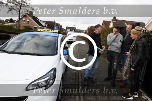 Fijnaart 27 december 2017
Christiaan Bauer heeft zijn eerste autorijles . Frans en Mariska zwwaaien hem uit.
