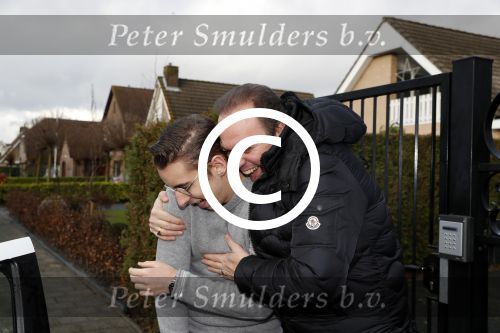 Fijnaart 27 december 2017
Christiaan Bauer heeft zijn eerste autorijles . Frans en Mariska zwwaaien hem uit.