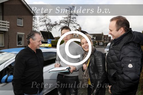 Fijnaart 27 december 2017
Christiaan Bauer heeft zijn eerste autorijles . Frans en Mariska zwwaaien hem uit.