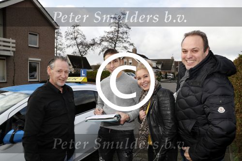 Fijnaart 27 december 2017
Christiaan Bauer heeft zijn eerste autorijles . Frans en Mariska zwwaaien hem uit.