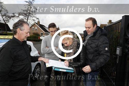 Fijnaart 27 december 2017
Christiaan Bauer heeft zijn eerste autorijles . Frans en Mariska zwwaaien hem uit.