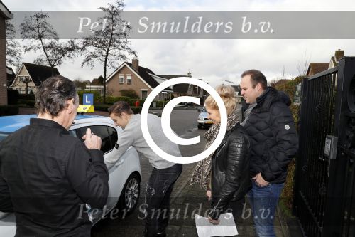 Fijnaart 27 december 2017
Christiaan Bauer heeft zijn eerste autorijles . Frans en Mariska zwwaaien hem uit.