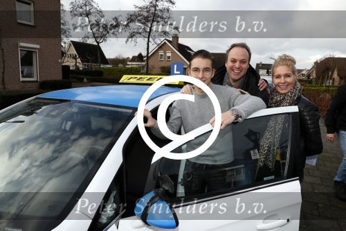 Fijnaart 27 december 2017
Christiaan Bauer heeft zijn eerste autorijles . Frans en Mariska zwwaaien hem uit.