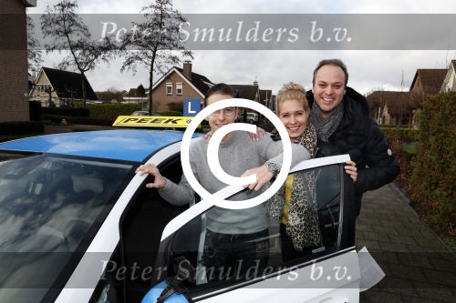 Fijnaart 27 december 2017
Christiaan Bauer heeft zijn eerste autorijles . Frans en Mariska zwwaaien hem uit.