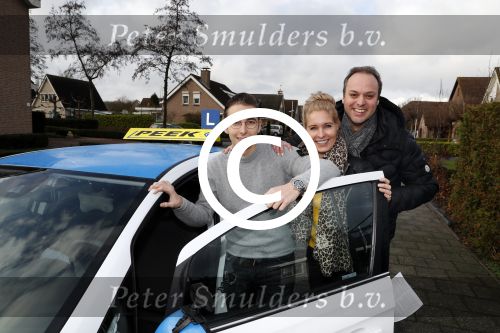 Fijnaart 27 december 2017
Christiaan Bauer heeft zijn eerste autorijles . Frans en Mariska zwwaaien hem uit.