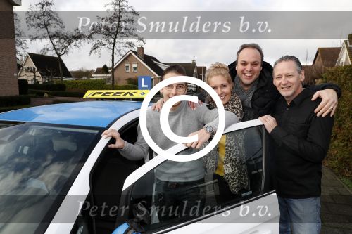Fijnaart 27 december 2017
Christiaan Bauer heeft zijn eerste autorijles . Frans en Mariska zwwaaien hem uit.