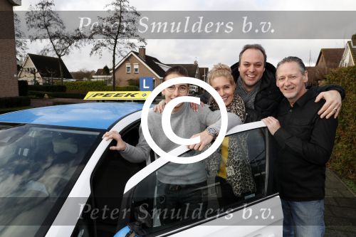Fijnaart 27 december 2017
Christiaan Bauer heeft zijn eerste autorijles . Frans en Mariska zwwaaien hem uit.