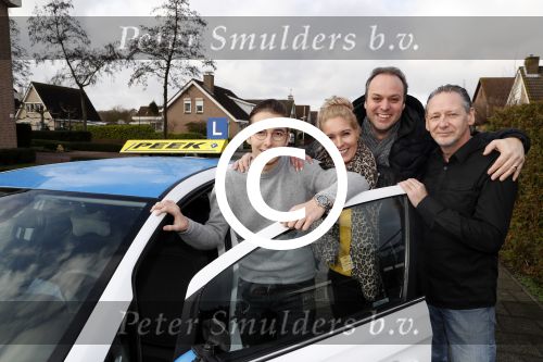 Fijnaart 27 december 2017
Christiaan Bauer heeft zijn eerste autorijles . Frans en Mariska zwwaaien hem uit.