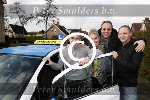 Fijnaart 27 december 2017
Christiaan Bauer heeft zijn eerste autorijles . Frans en Mariska zwwaaien hem uit.