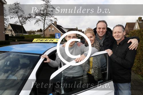 Fijnaart 27 december 2017
Christiaan Bauer heeft zijn eerste autorijles . Frans en Mariska zwwaaien hem uit.