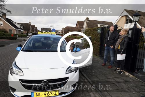Fijnaart 27 december 2017
Christiaan Bauer heeft zijn eerste autorijles . Frans en Mariska zwwaaien hem uit.