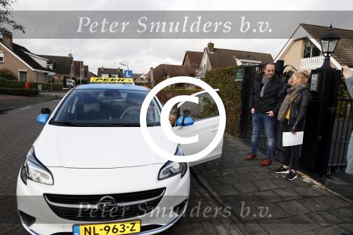 Fijnaart 27 december 2017
Christiaan Bauer heeft zijn eerste autorijles . Frans en Mariska zwwaaien hem uit.
