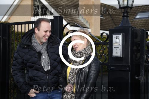 Fijnaart 27 december 2017
Christiaan Bauer heeft zijn eerste autorijles . Frans en Mariska zwwaaien hem uit.