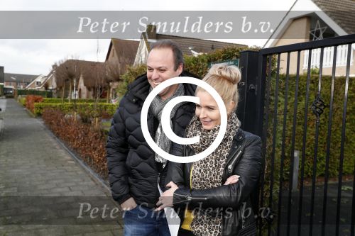 Fijnaart 27 december 2017
Christiaan Bauer heeft zijn eerste autorijles . Frans en Mariska zwwaaien hem uit.