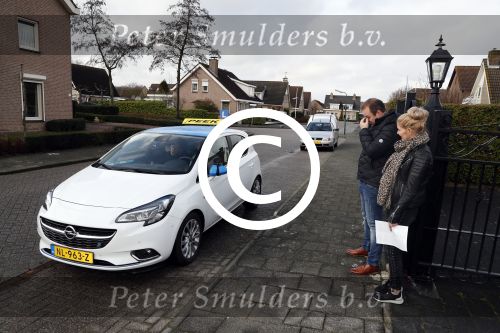 Fijnaart 27 december 2017
Christiaan Bauer heeft zijn eerste autorijles . Frans en Mariska zwwaaien hem uit.