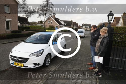 Fijnaart 27 december 2017
Christiaan Bauer heeft zijn eerste autorijles . Frans en Mariska zwwaaien hem uit.