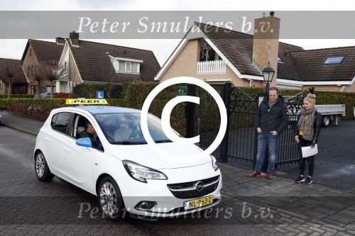 Fijnaart 27 december 2017
Christiaan Bauer heeft zijn eerste autorijles . Frans en Mariska zwwaaien hem uit.