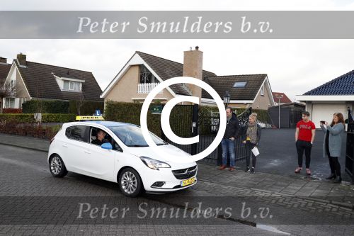 Fijnaart 27 december 2017
Christiaan Bauer heeft zijn eerste autorijles . Frans en Mariska zwwaaien hem uit.