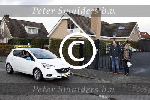 Fijnaart 27 december 2017
Christiaan Bauer heeft zijn eerste autorijles . Frans en Mariska zwwaaien hem uit.