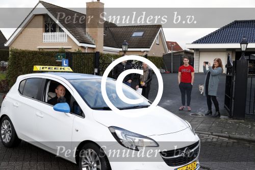 Fijnaart 27 december 2017
Christiaan Bauer heeft zijn eerste autorijles . Frans en Mariska zwwaaien hem uit.