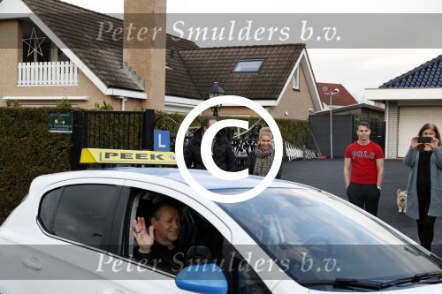 Fijnaart 27 december 2017
Christiaan Bauer heeft zijn eerste autorijles . Frans en Mariska zwwaaien hem uit.