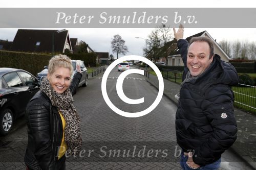 Fijnaart 27 december 2017
Christiaan Bauer heeft zijn eerste autorijles . Frans en Mariska zwwaaien hem uit.
