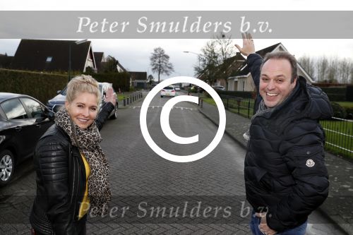 Fijnaart 27 december 2017
Christiaan Bauer heeft zijn eerste autorijles . Frans en Mariska zwwaaien hem uit.