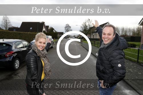 Fijnaart 27 december 2017
Christiaan Bauer heeft zijn eerste autorijles . Frans en Mariska zwwaaien hem uit.