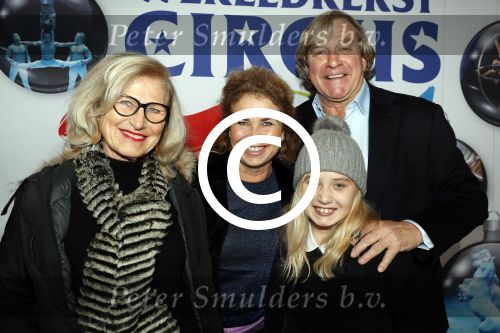 Amsterdam 21 december 2017
Premiere kerstcircus in Carre. Jan Wieger v d Linde met vrouw dochter en schoonmoeder