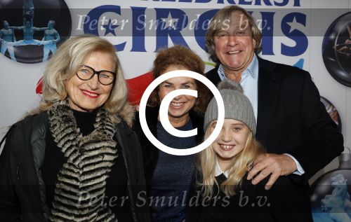Amsterdam 21 december 2017
Premiere kerstcircus in Carre. Jan Wieger v d Linde met vrouw dochter en schoonmoeder