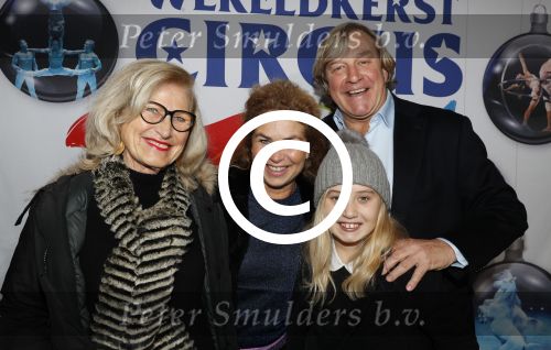 Amsterdam 21 december 2017
Premiere kerstcircus in Carre. Jan Wieger v d Linde met vrouw dochter en schoonmoeder