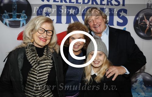 Amsterdam 21 december 2017
Premiere kerstcircus in Carre. Jan Wieger v d Linde met vrouw dochter en schoonmoeder