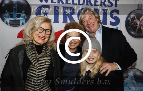 Amsterdam 21 december 2017
Premiere kerstcircus in Carre. Jan Wieger v d Linde met vrouw dochter en schoonmoeder
