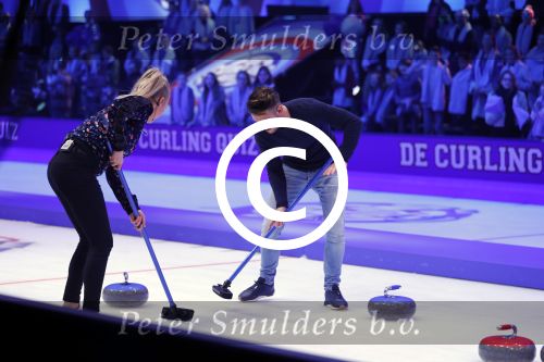Aalsmeer 20 december 2017
Opnames de curling quiz met Frans Bauer Mark Tuitert Ellen Hoog Brace Sjoerd v Ramshorst Evert ten Napel Levi v Kempen Frank Lammers Sanne en Lieke Wevers. De opnames vinden plaats in de studio in Aalsmeer.