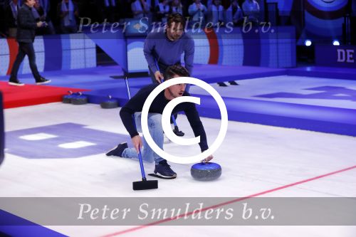 Aalsmeer 20 december 2017
Opnames de curling quiz met Frans Bauer Mark Tuitert Ellen Hoog Brace Sjoerd v Ramshorst Evert ten Napel Levi v Kempen Frank Lammers Sanne en Lieke Wevers. De opnames vinden plaats in de studio in Aalsmeer.