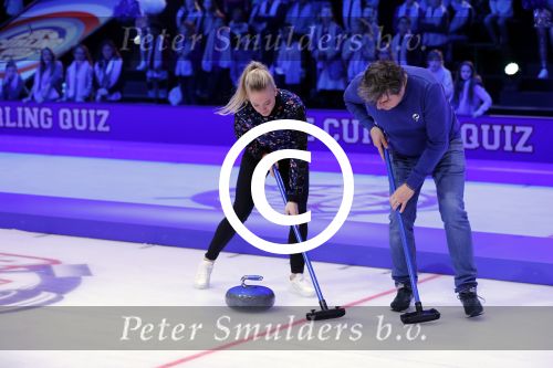 Aalsmeer 20 december 2017
Opnames de curling quiz met Frans Bauer Mark Tuitert Ellen Hoog Brace Sjoerd v Ramshorst Evert ten Napel Levi v Kempen Frank Lammers Sanne en Lieke Wevers. De opnames vinden plaats in de studio in Aalsmeer.
