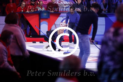 Aalsmeer 20 december 2017
Opnames de curling quiz met Frans Bauer Mark Tuitert Ellen Hoog Brace Sjoerd v Ramshorst Evert ten Napel Levi v Kempen Frank Lammers Sanne en Lieke Wevers. De opnames vinden plaats in de studio in Aalsmeer.
