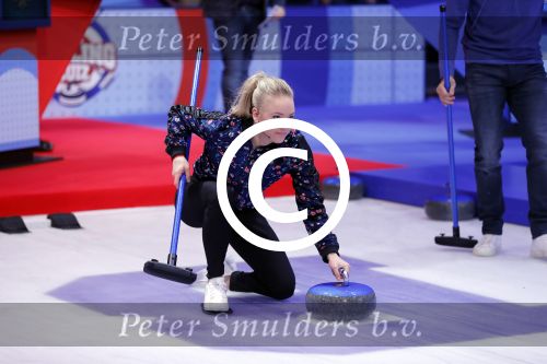Aalsmeer 20 december 2017
Opnames de curling quiz met Frans Bauer Mark Tuitert Ellen Hoog Brace Sjoerd v Ramshorst Evert ten Napel Levi v Kempen Frank Lammers Sanne en Lieke Wevers. De opnames vinden plaats in de studio in Aalsmeer.
