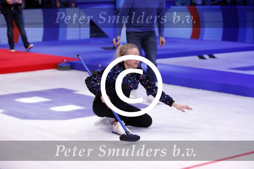 Aalsmeer 20 december 2017
Opnames de curling quiz met Frans Bauer Mark Tuitert Ellen Hoog Brace Sjoerd v Ramshorst Evert ten Napel Levi v Kempen Frank Lammers Sanne en Lieke Wevers. De opnames vinden plaats in de studio in Aalsmeer.