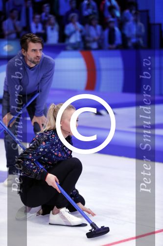 Aalsmeer 20 december 2017
Opnames de curling quiz met Frans Bauer Mark Tuitert Ellen Hoog Brace Sjoerd v Ramshorst Evert ten Napel Levi v Kempen Frank Lammers Sanne en Lieke Wevers. De opnames vinden plaats in de studio in Aalsmeer.