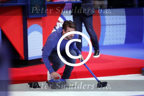 Aalsmeer 20 december 2017
Opnames de curling quiz met Frans Bauer Mark Tuitert Ellen Hoog Brace Sjoerd v Ramshorst Evert ten Napel Levi v Kempen Frank Lammers Sanne en Lieke Wevers. De opnames vinden plaats in de studio in Aalsmeer.