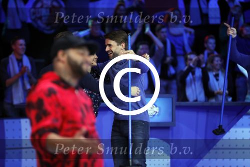 Aalsmeer 20 december 2017
Opnames de curling quiz met Frans Bauer Mark Tuitert Ellen Hoog Brace Sjoerd v Ramshorst Evert ten Napel Levi v Kempen Frank Lammers Sanne en Lieke Wevers. De opnames vinden plaats in de studio in Aalsmeer.