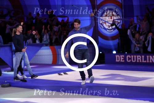 Aalsmeer 20 december 2017
Opnames de curling quiz met Frans Bauer Mark Tuitert Ellen Hoog Brace Sjoerd v Ramshorst Evert ten Napel Levi v Kempen Frank Lammers Sanne en Lieke Wevers. De opnames vinden plaats in de studio in Aalsmeer.