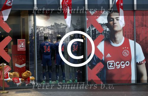 Amsterdam 24 december 2017 
Nouri in de etalage bij de ajax fanshop voor adidas. Kasper Dolberg en Mathijs de Ligt