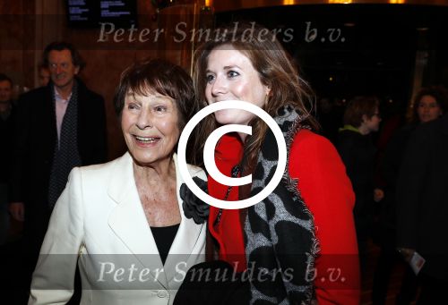 Amsterdam 21 december 2017
Premiere kerstcircus in Carre. Mies Bouwman met kleindochter