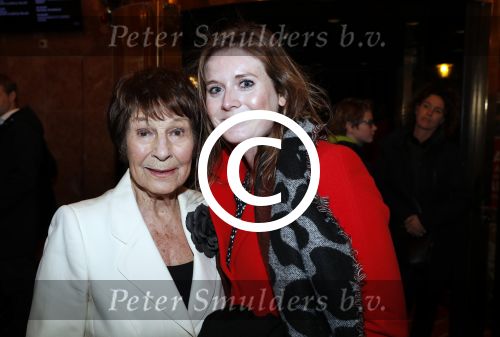 Amsterdam 21 december 2017
Premiere kerstcircus in Carre. Mies Bouwman met kleindochter