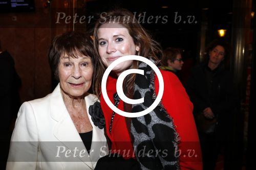 Amsterdam 21 december 2017
Premiere kerstcircus in Carre. Mies Bouwman met kleindochter