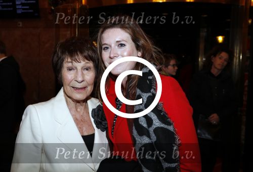 Amsterdam 21 december 2017
Premiere kerstcircus in Carre. Mies Bouwman met kleindochter